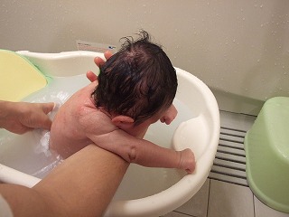 背中を洗う